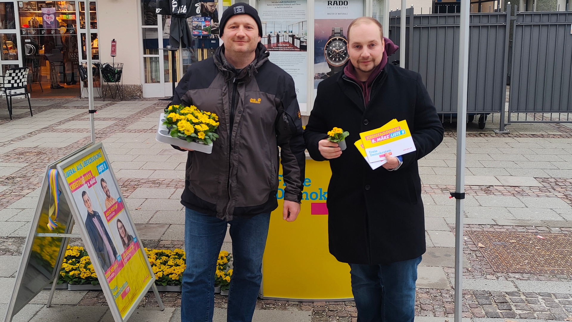 Michal Vernau und Franz Farthofer am Infostand in Bad Reichenhall