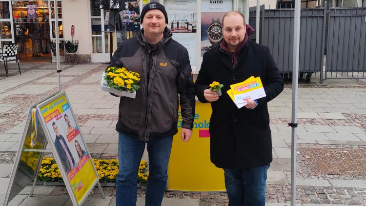 Michal Vernau und Franz Farthofer am Infostand in Bad Reichenhall