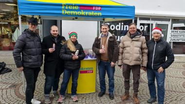Bad Reichenhall, 6. Dezember 2025 – Am Nikolaustag hat der FDP-Ortsverband Bad Reichenhall den Bürgerinnen und Bürgern in der Fußgängerzone von Bad Reichenhall eine vorweihnachtliche Freude bereitet. Mit der Verteilung von Schokoladen-Nikoläusen setzte der Ortsverband ein Zeichen für Bürgernähe und direkten Dialog.