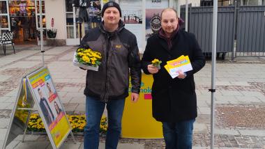 Michal Vernau und Franz Farthofer am Infostand in Bad Reichenhall